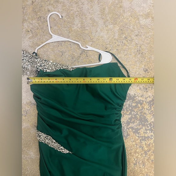 PS23389 EMERALD portia and Scarlett gown - Picture 9 of 11